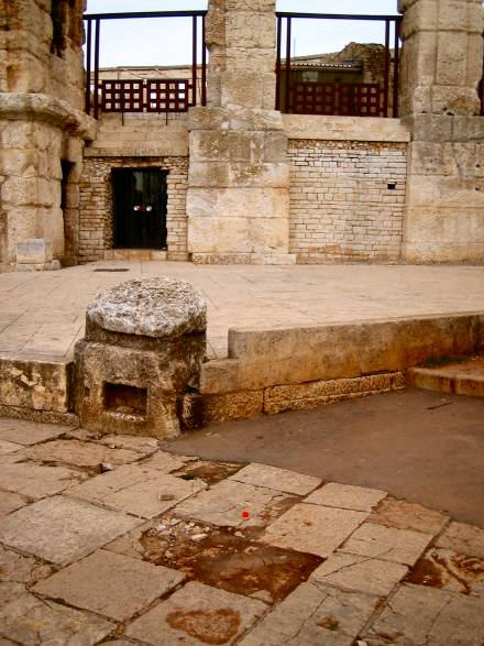 Arena sa starih razglednica? Ma neeee, to je plo�nik pred Arenom snimljen jutros, 15.02.2005. ali je to onaj isti iz vremena kad su Arenom �etali lavovi i gladijatori. Samo se malo izlizao i istro�io.