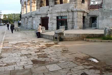 Ovo je snimljeno 2.3.2007. prijepodne ispred na�e Arene. Jad i bijeda pulskog turizma do�ekuje sve turiste koji dolaze u posjet Areni, a bogami i nas gra�ane pule.