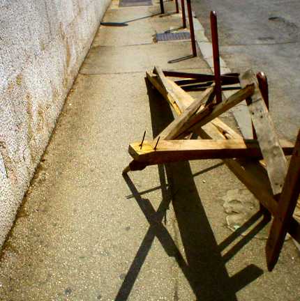 Ovako izgleda 'ograda' kod pulskog Doma zdravlja. Pje�aci izvolite se nabosti dok ste blizu svog lije�nika