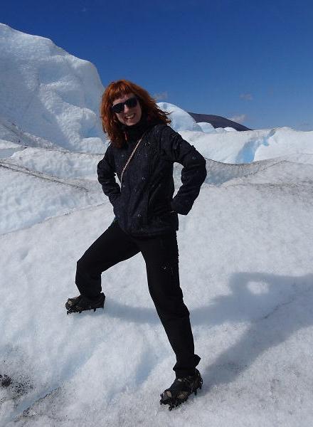 Mirjana na ledenjaku s kramponima