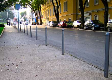 Izgleda da su ovi (skupi) stupi�i u na�em gradu jedini na�in o�uvanja prostora za pje�ake. Pule�ani SRAM VAS BILO.