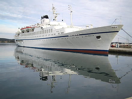 Bord Dalmacija �esto svra�a na no�enje u pulsku luku..