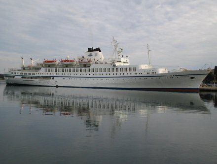 Brod Dalmacija na vezu u pulskoj luci. 29.04.2005. 