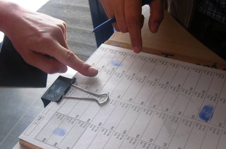 Davanje otisaka na ulazu u bus.