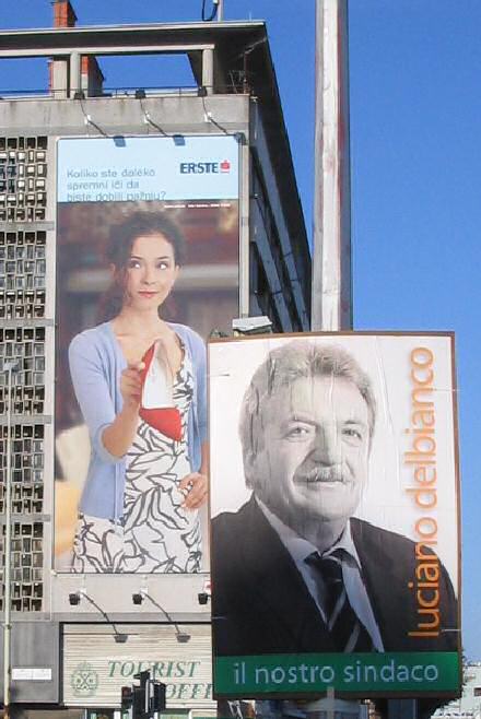 To se u pozadini pita ona djevojka s cipelom u ruci.  