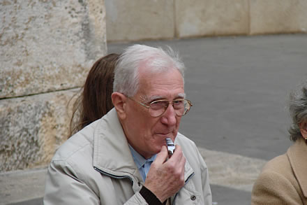 Ovaj simpati�ni gospodin svoj je protest s gu�tom iskazao slu�e�i se zvi�daljkom, a primje�en je kako i 'namiguje' gospo�ama u prtestnom mimohodu :-))