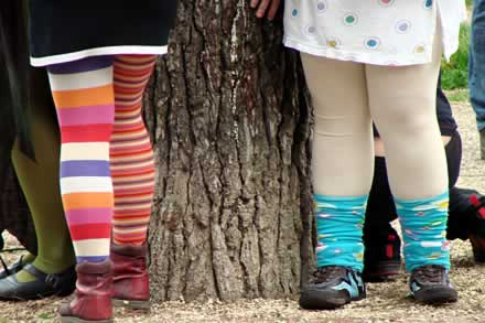 I ove 'buckaste' noge u �arenim �tramplicama zdu�no su prosvjedovale vezuju�i se uz stablo u Parku grada Graza.