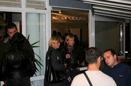 Atmosfera sa otvaranja ispred farabuta - samo za pu�a�e.