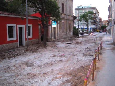 Ovo je najbolji primjer kako treba do�ekati toliko �eljene turiste. Pulska biv�a vlast trebala bi uzeti u ruke lopate i krampove, a nova vlast trebala bi im pomo�i da ovo ruglo pod hitno dovedu u red dokazuju�i na taj na�in da stvarno �ele dobro ovome gradu i njegovim gra�anima.