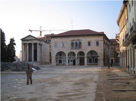 Sedam dana kasnije Forum je opet pust. Nigdje ni strojeva ni radnika .... i tako ve� danima, a kad takav do�eka sezonu bit �e pri�a i me�usobnog optu�ivanja. Snimljeno 15.03.2006.