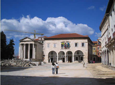 Radovi na pulskom Forumu, kao �to se dade vidjeti, u 'punom su jeku'. Nigdje ni radnika ni storjeva.  Snimljeno: 7.03.2006.