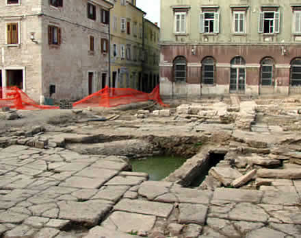 Dvije-tri prekrasne zelene bare s debelom korom �abokre�ine nasred Foruma do�aravaju svu ljepotu Gradske pala�e i �ivota u njoj.