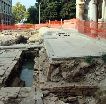 Kao što se vidi i ova bara prekrafno pristaje uz ambijent. Pitanje je samo je li puna punoglavaca ili gradskih merdevina?