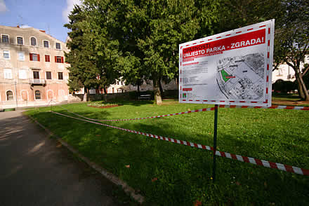 Ovaj mali park pored Augustovog hrama trebao bi postati mjesto kakve moderne gra�evinske lobotomije.