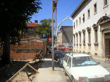 Ispred pulskog Doma zdravlja ...