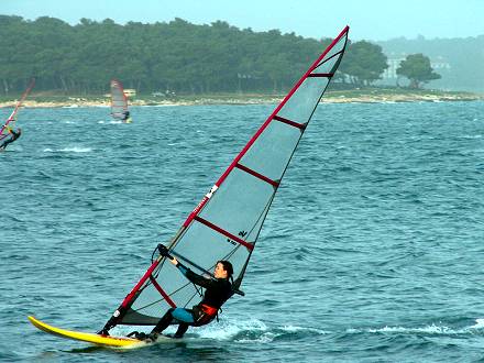Hallo-wind i mlade djevojke.