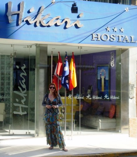 Marijana ispred hostela. Nakon shopinga?