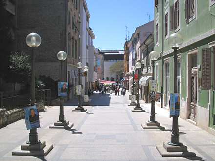 Evo i rasvjetnih stupova u strogom centru zaga�enih izbornim ludilom. 