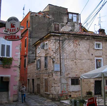 Jutarnja �etnja Kandlerovom i oronule 'rimske' fasade jo� iz 'anti�kog' doba...