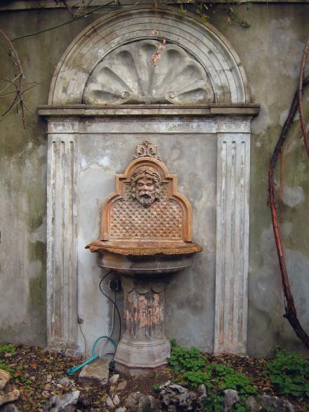 Nepravedno zapu�tena fontana jedne od vila na pulskom Ka�telu. 