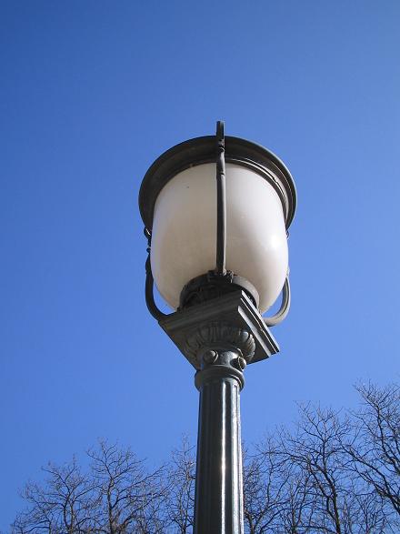 Ova i ovakve lijepe lampadine krase na�u pulsku tr�nicu. Na�alost, nikad ih nisam vidio da svijetle no�u. Da li svijetle?