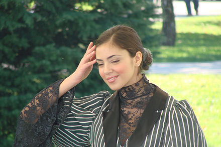 Jedna prelijepa mlada dama �etala je toga dana sasma sama...