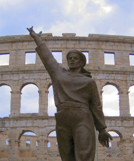 Bron�ani mornar iz Valerijiniog parka ispred Arene...