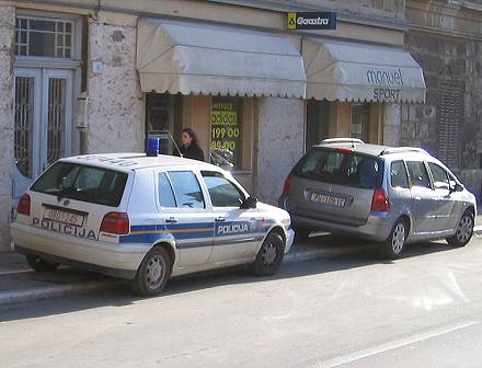 Ovaj prekr�aj napla�uje se od 'obi�nih' gra�ana 500,00 kn +200,00 kn za pauka. = 20% jedne prosje�ne pla�e. Clanak 82. stav 3. novog Zakona o sigurnosti prometa - ili kako vec.