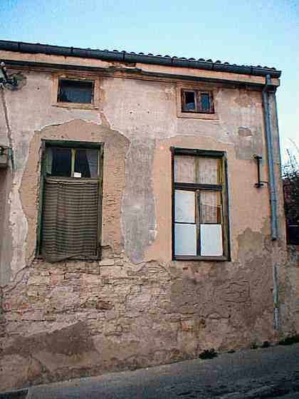 Materijalizirani nemar stanara i gradske uprave u neposrednoj blizini Arene i crkve Sv. Antona