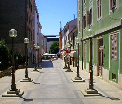 Nedjeljno podne na putu prema tr�nici