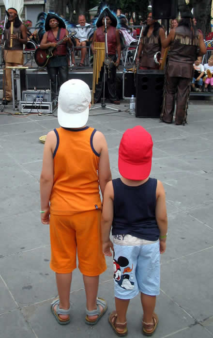 Ljeto�nji koncert na Portarati i dva mala brata koji pa�ljivo slu�aju junake iz pri�a njihovog tate.
