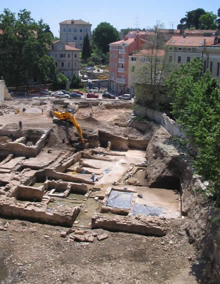 Na mjestu dva milenija stare anti�ke vile trebala bi se sazidati javna gara�a za suvremene konje. Njiiiiihhhhhaaaa...