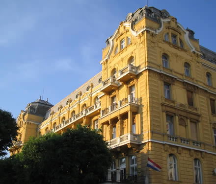 Hotel Rivijera jedini pravi gradski hotel koji uz Arenu daje posebno obilje�je pulskoj luci. 