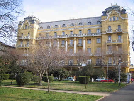 Hotel Rivijera jo� uvijek dominira pulskom lukom, naro�ito u ove zimske dane kad je park ispred ostao bez li��a.