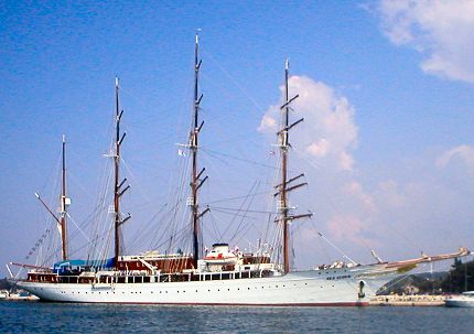 'Sea Cloud' usidren 7.kolovoza 2004 uz Rije�ki gat u Puli.