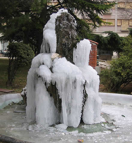 Zima je ove godine obukla ledeno ruho Pulskim fontanama. Lijepo i �arobno, ali samo na par dana...