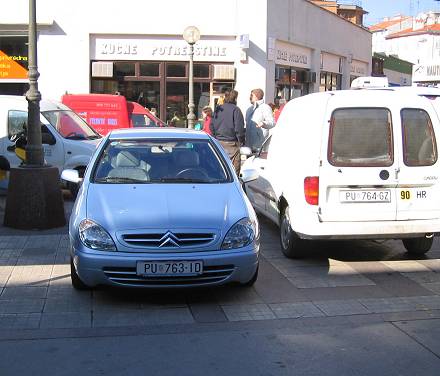 Evo kako se mo�e parkirati na pulskome merkatu - to�no na izlazu iz zgrade tr�nice.