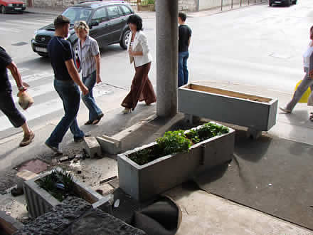 Niti 7 dana nakon sudara nisu uklonjeni ostaci sa prolaza otetog pje�acima. Zamislite da su ovi ljudi prolazili u vrijeme sudara. Kakvo bi opravdanje na�li odgovorni iz gradske vlasti?